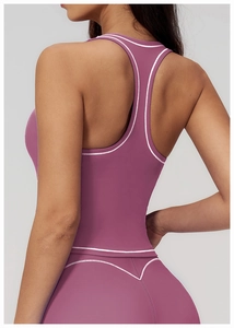 Détail du débardeur de sport avec coutures contrastées blanches en violet foncé