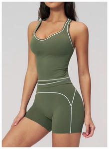 Détail d'un haut de sport olive avec coutures et liserés blancs contrastants