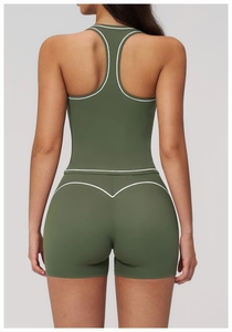 Vue arrière du débardeur de yoga dos nageur et short avec liseré blanc contrasté