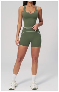 Détails des bordures contrastées sur l'ensemble haut de sport dos nageur et short vert olive