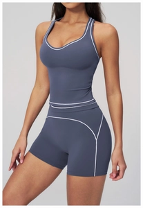 Détail d'un ensemble de yoga bleu-gris avec liserés blancs et dos nageur