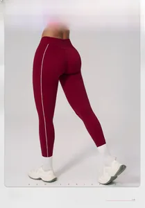 Dettaglio dei leggings da yoga bordeaux a vita alta con strisce bianche sul modello