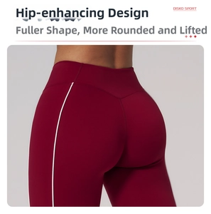 Dettaglio dei legging da yoga a vita alta con strisce laterali bianche e cuciture push-up