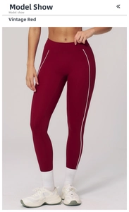 Dettaglio dei pantaloni yoga a vita alta rosso retrò con strisce laterali bianche