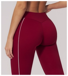 Dettaglio dei pantaloni yoga bordeaux con strisce laterali e cucitura a V in vita