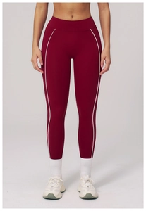 Dettaglio dei leggings yoga bordeaux a vita alta con strisce laterali bianche e slim fit