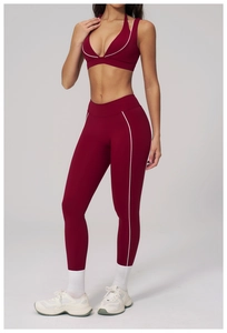 Dettaglio dei leggings yoga bordeaux con profili bianchi a contrasto e cuciture rifinite
