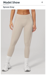 Dettaglio dei leggings da yoga grigio abete con strisce laterali bianche a contrasto