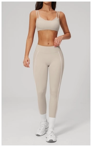 Dettaglio dei leggings yoga a vita alta con strisce bianche a contrasto e trama a costine