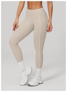 Dettaglio dei pantaloni yoga a vita alta con strisce laterali e cucitura push-up