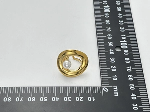 Size measurement of golden wavy pearl ring with 8mm pearl on 18K gold plated steel