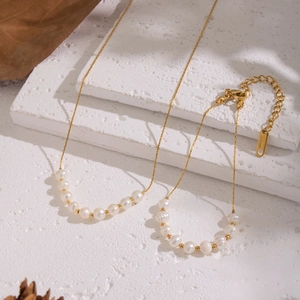 Ensemble collier et bracelet en acier inoxydable doré 18 carats avec perles d'eau douce naturelles