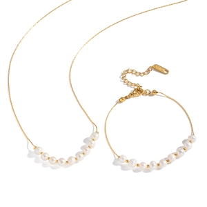 Ensemble collier et bracelet en acier inoxydable doré 18K avec des perles naturelles