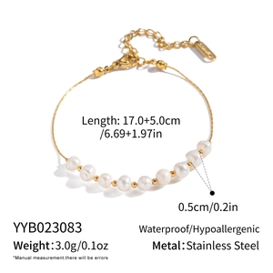 Détail d'un bracelet en acier inoxydable doré 18K avec perles blanches et extension