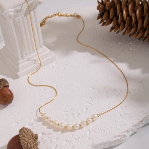 Détail de perles d'eau douce sur une chaîne en acier inoxydable plaqué or 18 carats