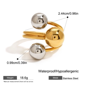 Detailansicht eines goldfarbenen Edelstahl-Mehrschichtrings mit silbernen Metallkugeln