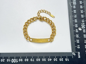 Mesure détaillée du bracelet d'identité en acier inoxydable doré avec plaque courbée et étiquette