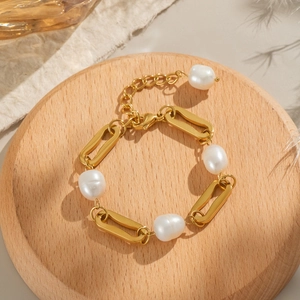 Bracelet en acier inoxydable plaqué or 18K avec perles baroques sur plateau bois