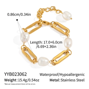 Détail d'un bracelet doré 18 carats avec perles d'eau douce de 8,6 mm et chaîne réglable