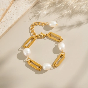 Détail du bracelet en acier plaqué or 18 carats avec perles d'eau douce naturelles