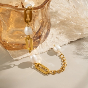 Détail d'un bracelet en acier titane plaqué or 18K avec perles d'eau douce baroques