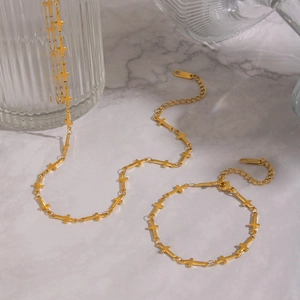Ensemble collier et bracelet à croix en acier inoxydable plaqué or 18 carats