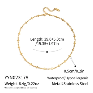 Détail du collier croix en acier plaqué or 18 carats avec dimensions des maillons