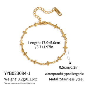 Détail du bracelet croix en acier inoxydable plaqué or 18 carats avec fermoir homard