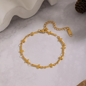 Détail du bracelet croix en acier titane plaqué or 18k avec fermoir mousqueton réglable