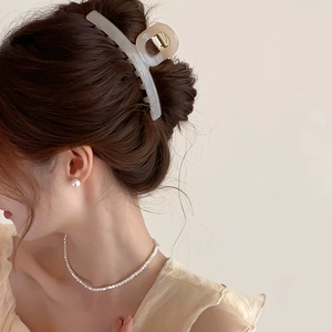 Elegant 13cm oversized beige hair claw clip with pearl necklace set on model