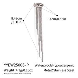 Détail d'une boucle d'oreille longue à pampille argentée en acier inoxydable imperméable