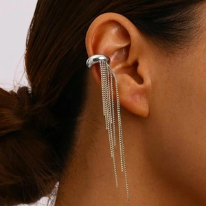 Manchette d'oreille argentée avec longues chaînes à pompons, vue détaillée sur l'oreille