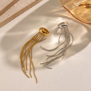 Vue détaillée des élégantes boucles d'oreilles clips à pompon doré et argenté à franges