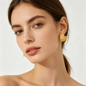 Boucles d'oreilles cœur texturées à la mode en acier titane plaqué or 18 carats