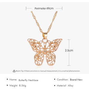 Tabla de dimensiones que muestra el perímetro de 49 cm y el colgante de mariposa de aleación
