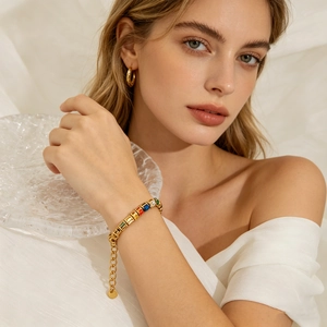 Bracelet tennis chic plaqué or avec pierres carrées multicolores sur une chaîne à maillons