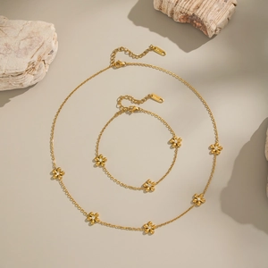 Set collana e bracciale in acciaio inossidabile dorato con fiori in zircone lucido