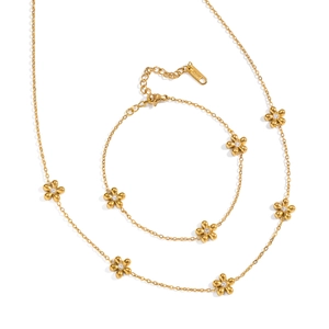 Elegante set collana e bracciale a fiori dorati con scintillanti zirconi cubici