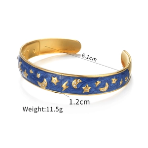 Détail montrant le diamètre de 6,1 cm et la largeur de 1,2 cm du bracelet jonc C
