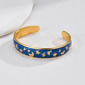 Bracelet jonc en forme de C plaqué or 18K avec émail bleu et motifs lune étoile