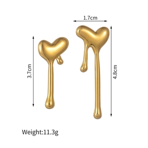 Boucles d'oreilles cœur dorées asymétriques avec design fluide et finition polie