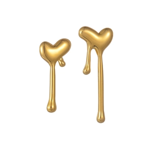 Boucles d'oreilles cœur liquide en or avec un design métallique fondu asymétrique