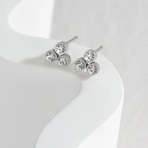 Minimalist geometric three-stone cluster earrings in polished silver steel with clear zircons