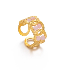 Bague croisée géométrique dorée avec perles roses et anneau en métal texturé