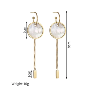 Lange goldene Edelstahl-Ohrringe mit Muscheleinlage und Kettenquasten, 8 cm Länge