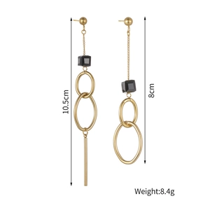 Boucles d'oreilles asymétriques à glands avec chaîne dorée, perles noires et anneaux