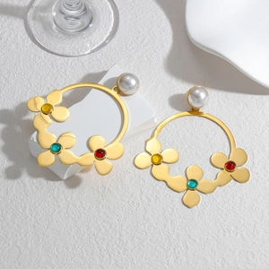 Pendientes de aro dorados con flores de resina coloridas y detalle de perla blanca