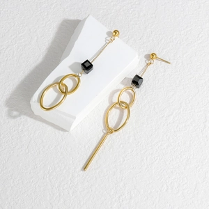Boucles d'oreilles dorées asymétriques avec perles cubes noires et franges pendantes