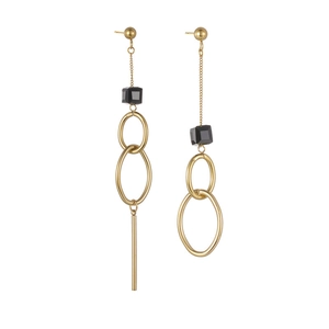 Boucles d'oreilles géométriques asymétriques dorées avec anneaux et perles cubiques noires