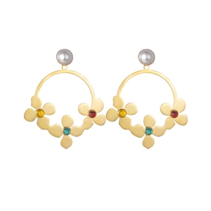 Pendientes de aro dorados con flores, perlas blancas y gemas multicolores en fondo blanco